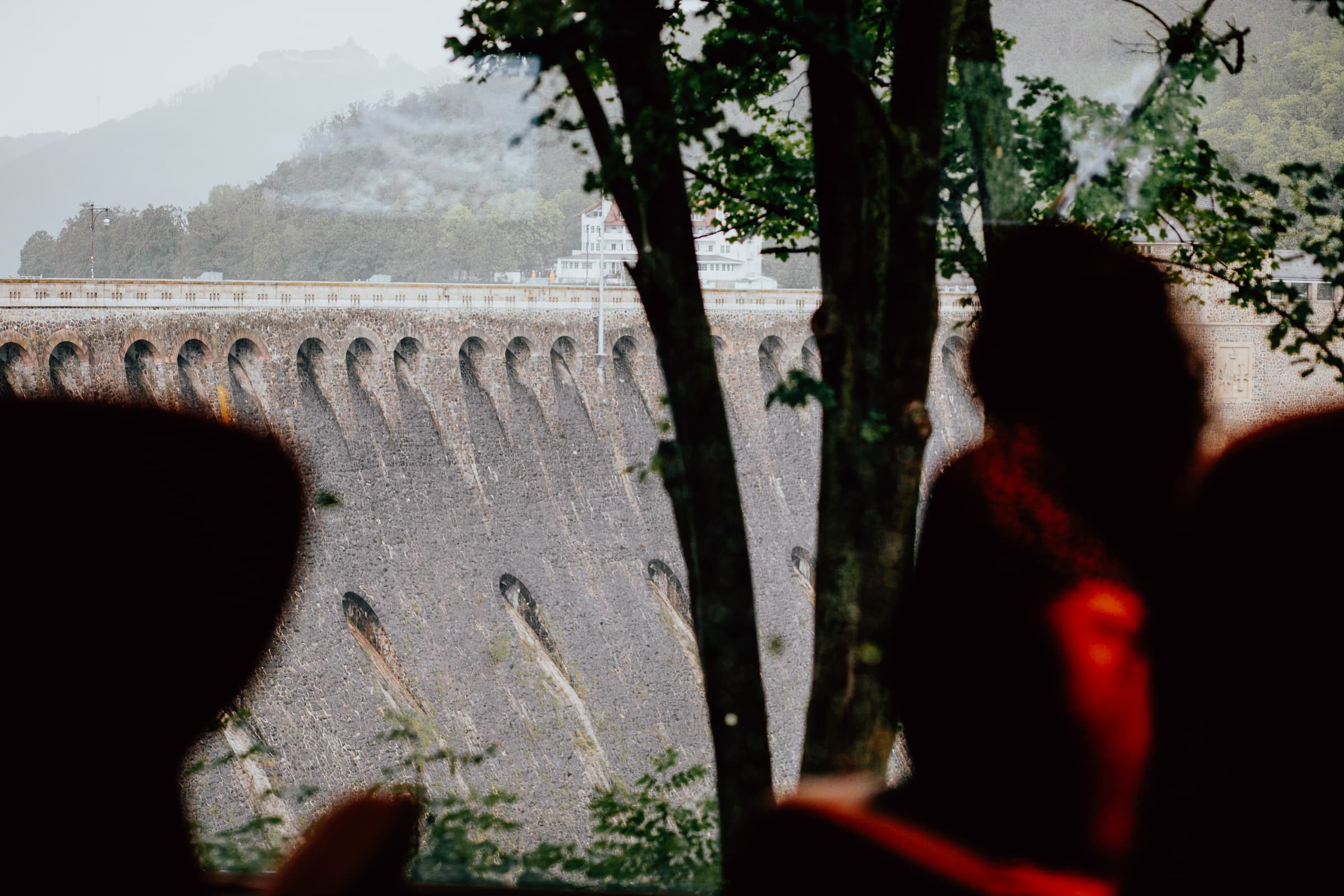 Edersee Staumauer vom Besucherzentrum aus