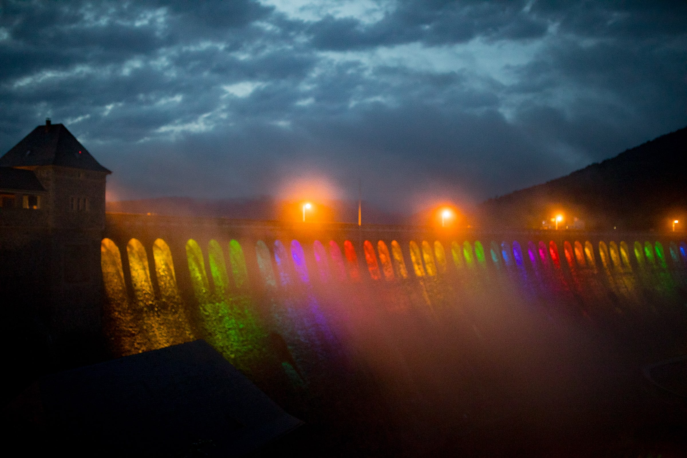 Edersee Sehenswürdigkeiten Staumauer Beleuchtung bei Nacht