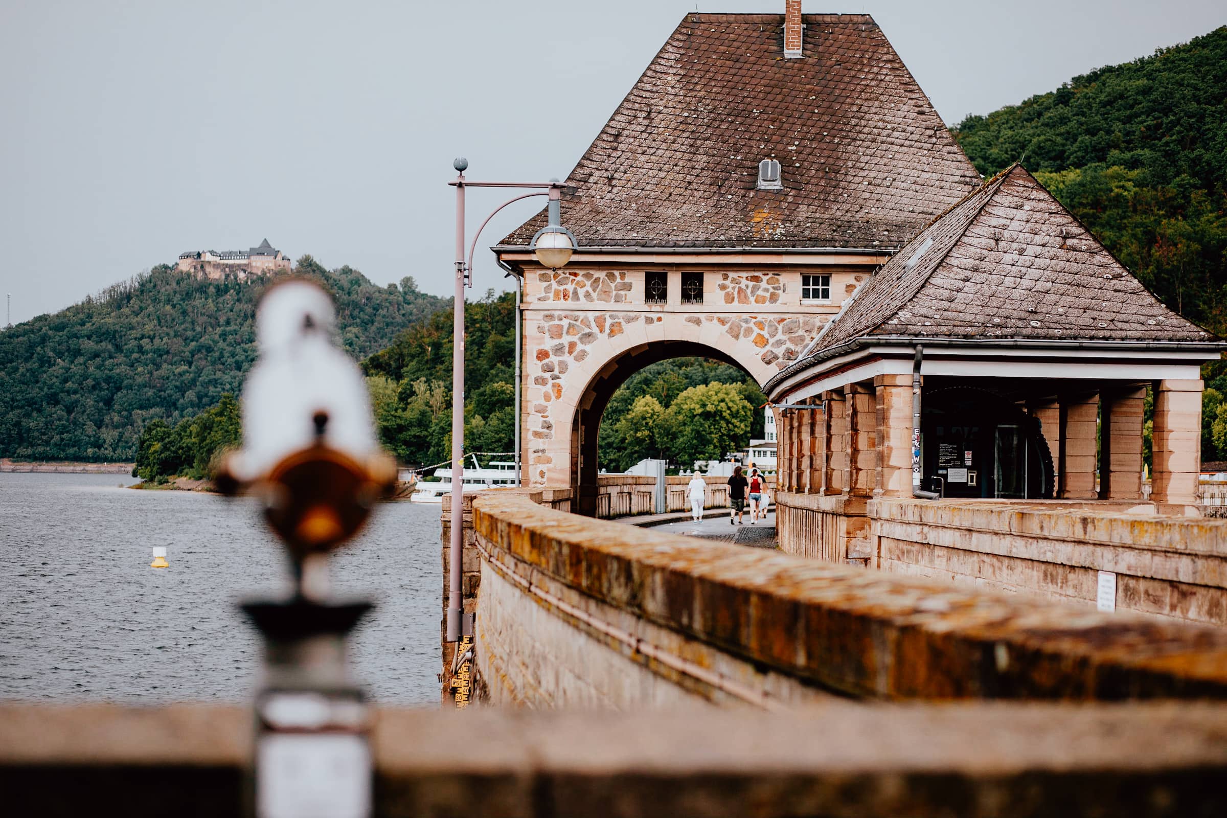 Staumauer an der Edertalsperre am Edersee mit Schloss Waldeck