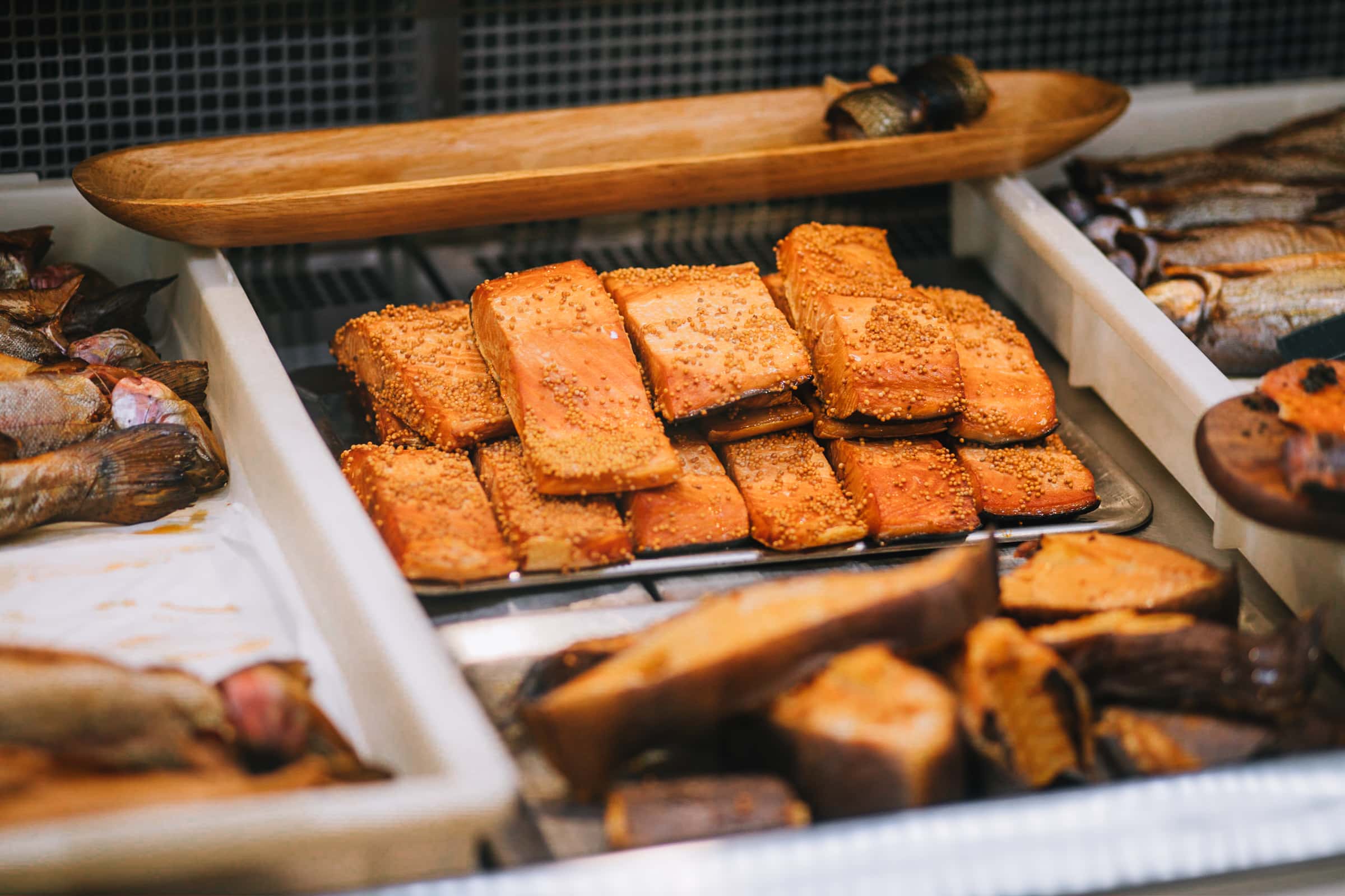 Geräucherte Lachsforelle in Räucherei am Edersee