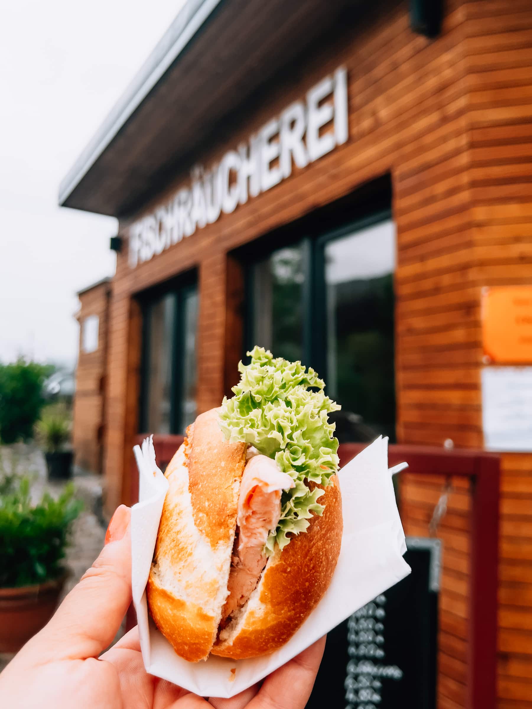 Fischbrötchen vor der Fischräucherei am Edersee