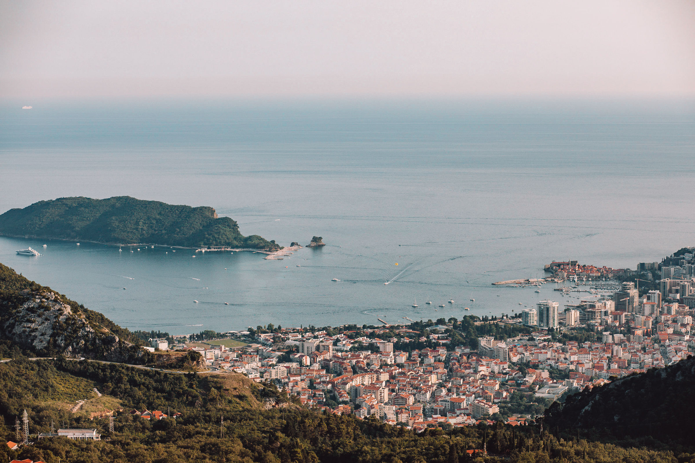 Küstenstadt, Berge, Meer, Boote, Panoramaaussicht.