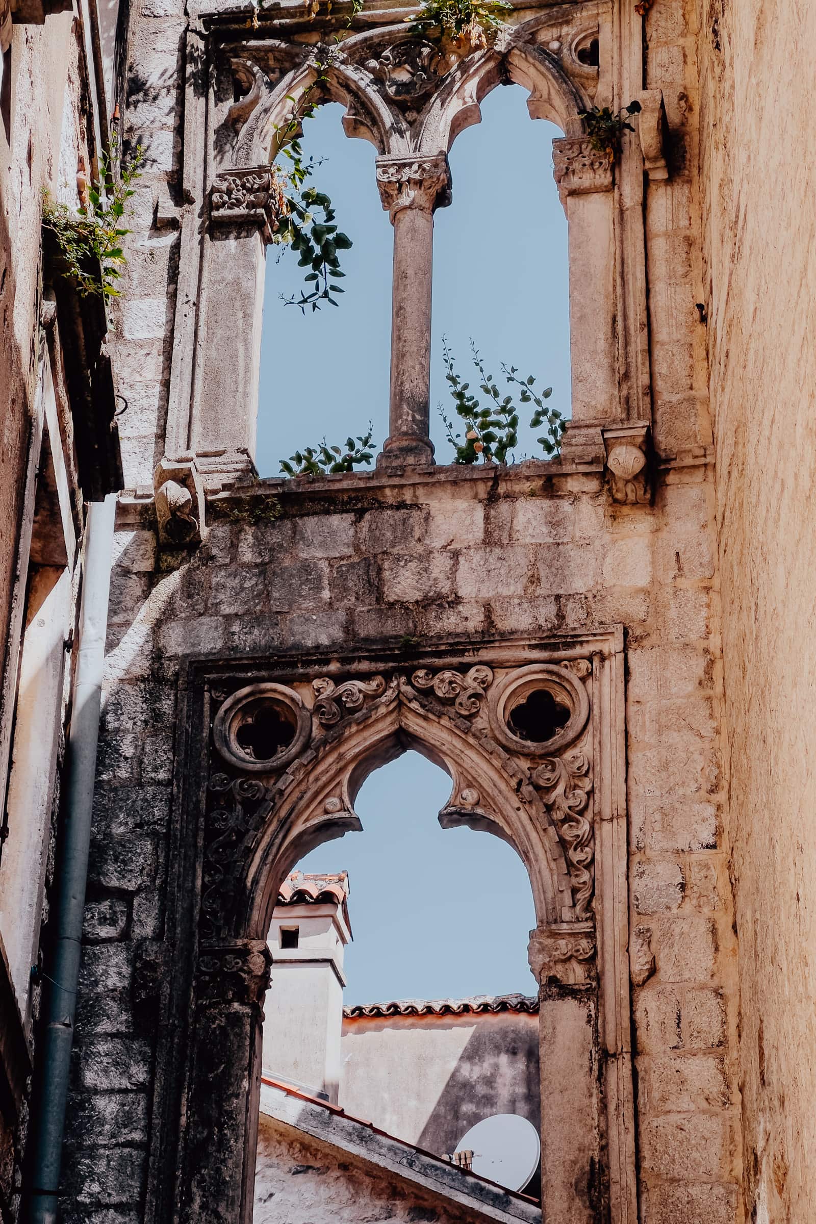 Gotisches Fenster, historische Architektur, Himmelblick.