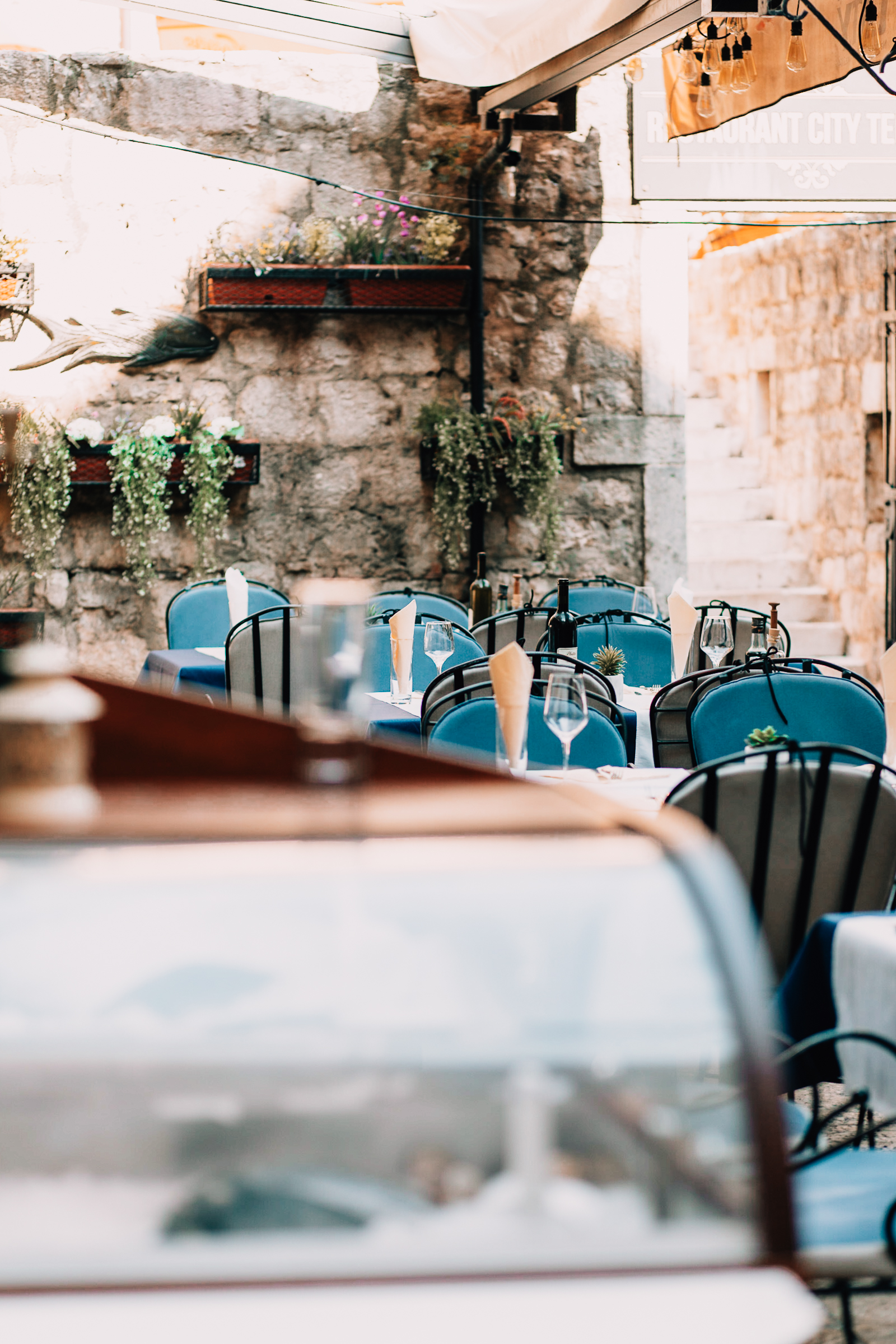 Gemütliches Restaurant im Freien mit Steinmauern.