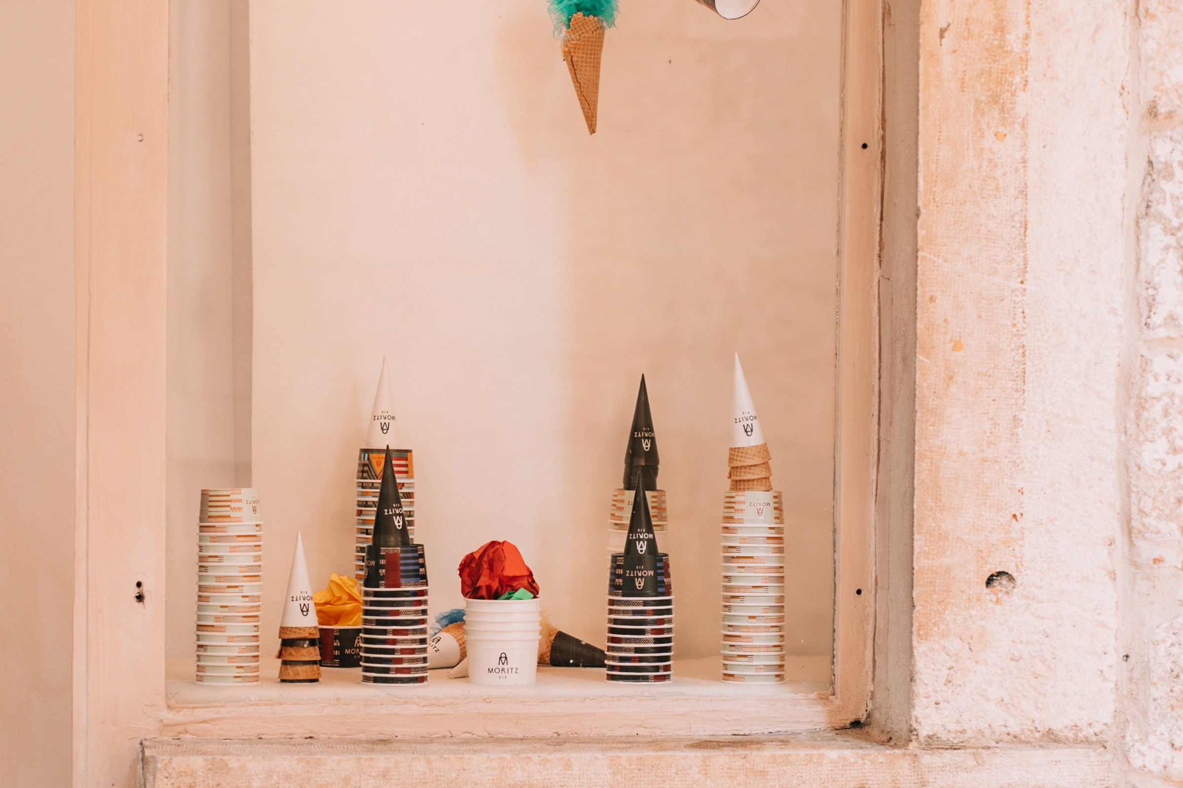 Eistüten-Dekoration in Fensternische.