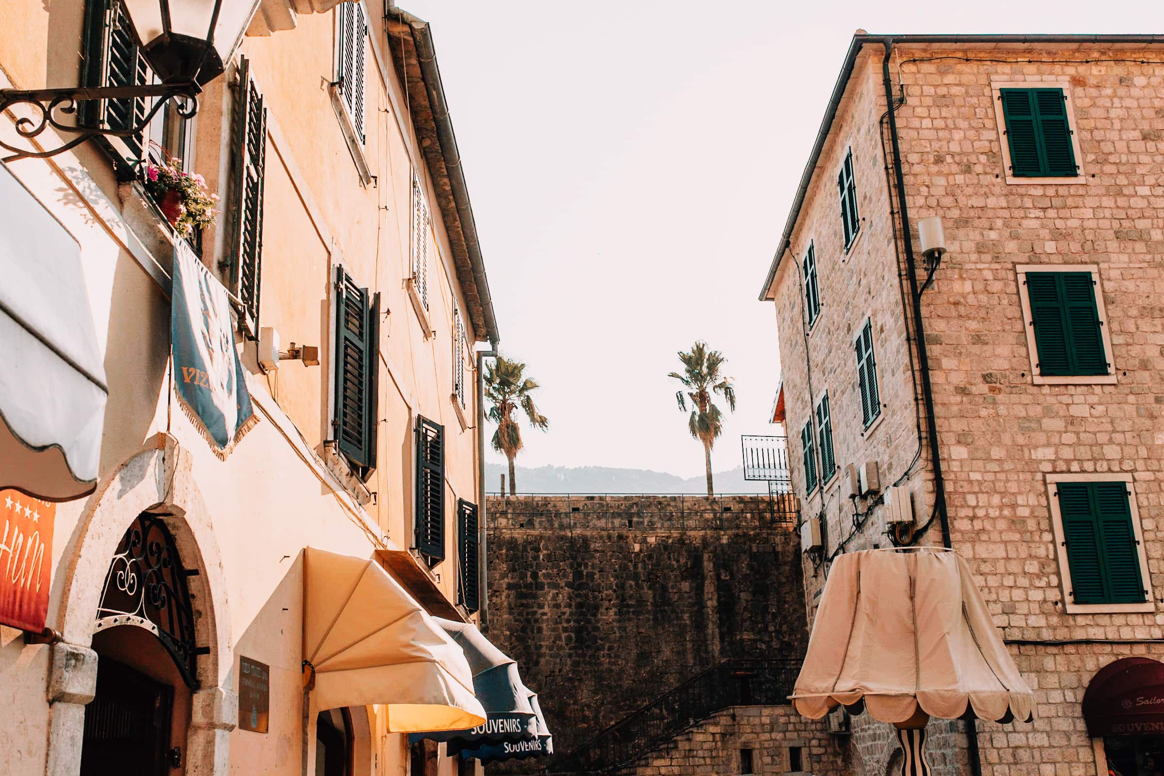Mittelalterliche Straße, Palmen, historische Architektur.