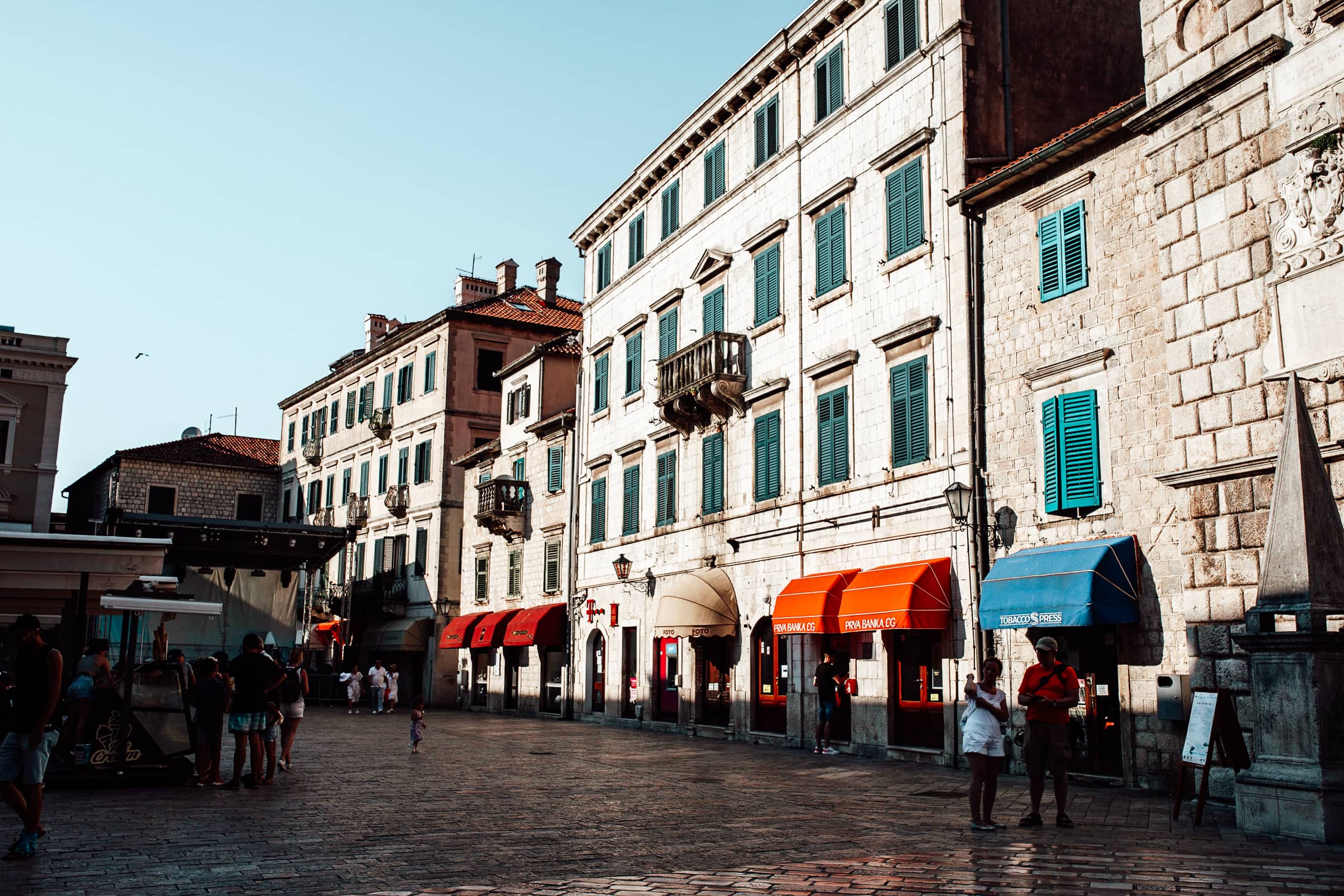 Historische europäische Altstadtgasse mit bunten Markisen.
