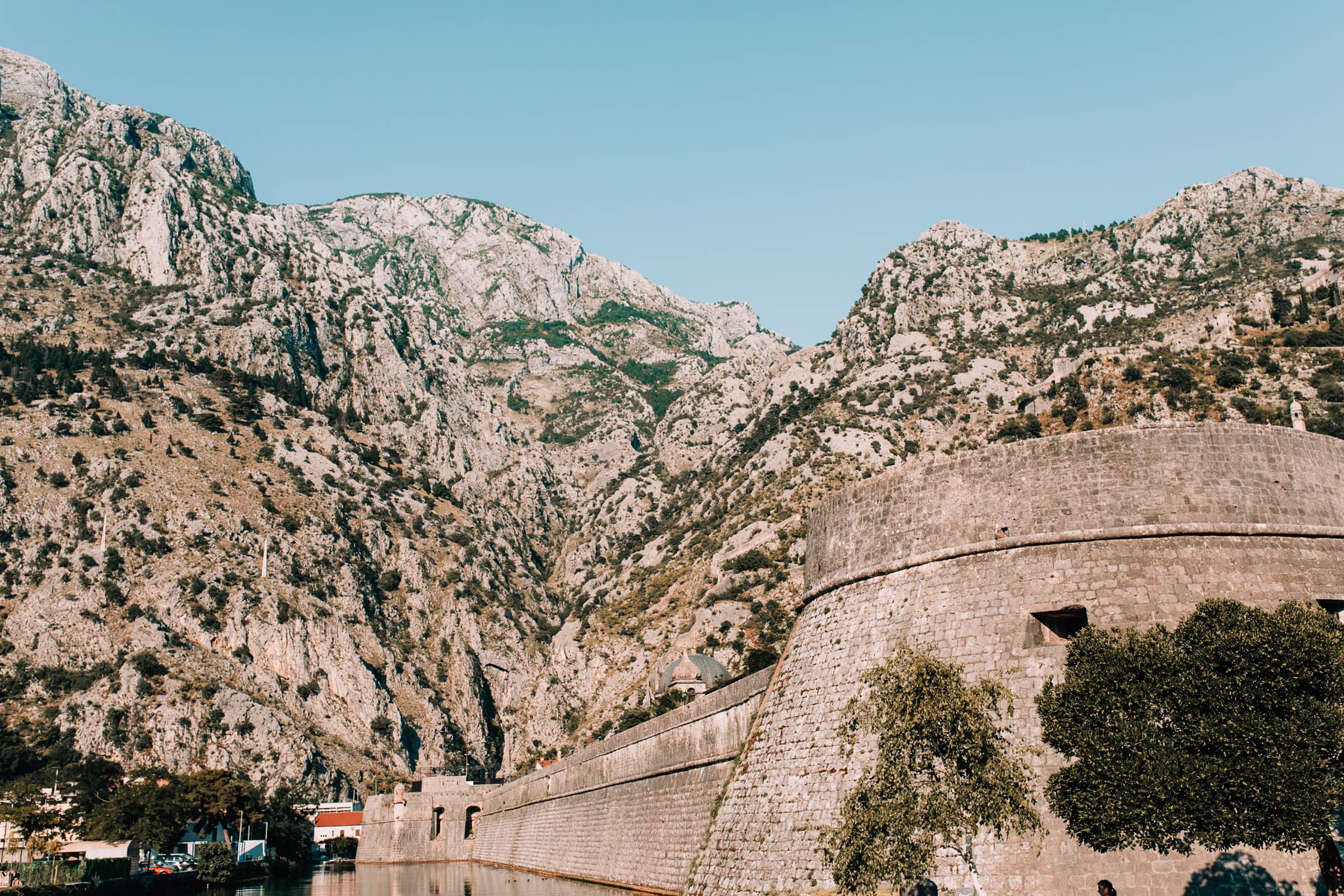 Festungswall vor Berglandschaft Kampana Turm