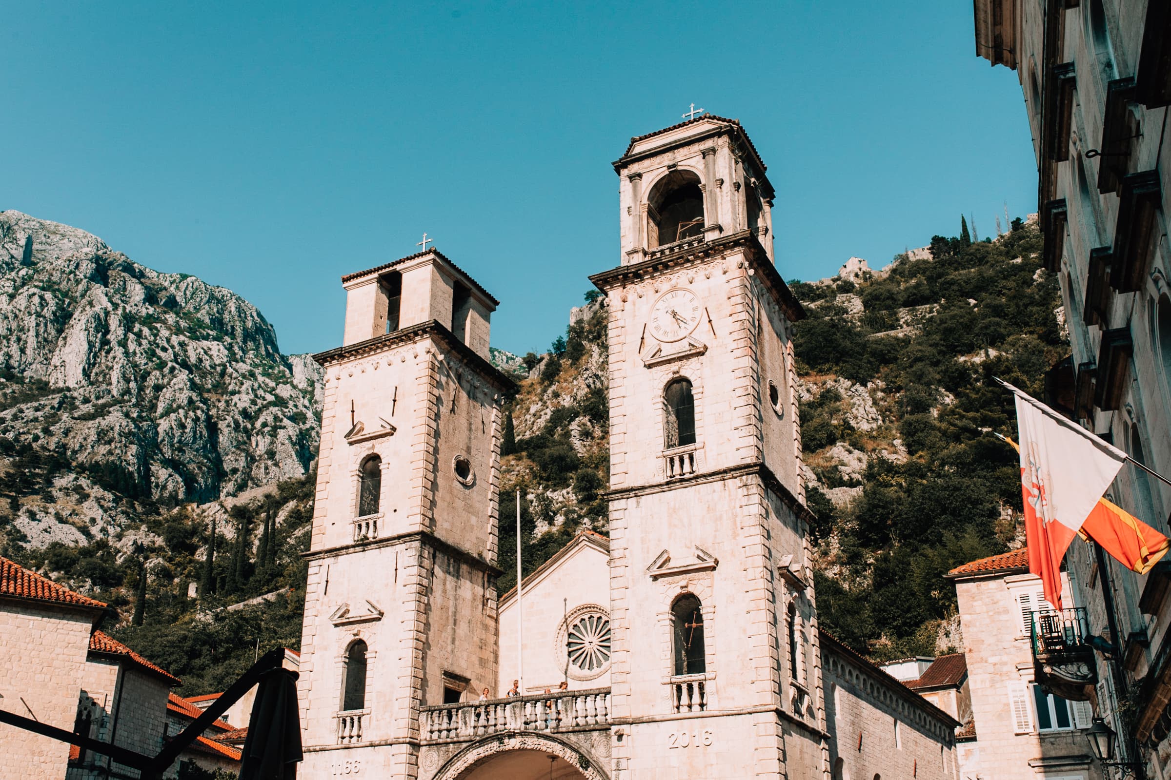 Kirche in mediterraner Altstadt bei Tageslicht