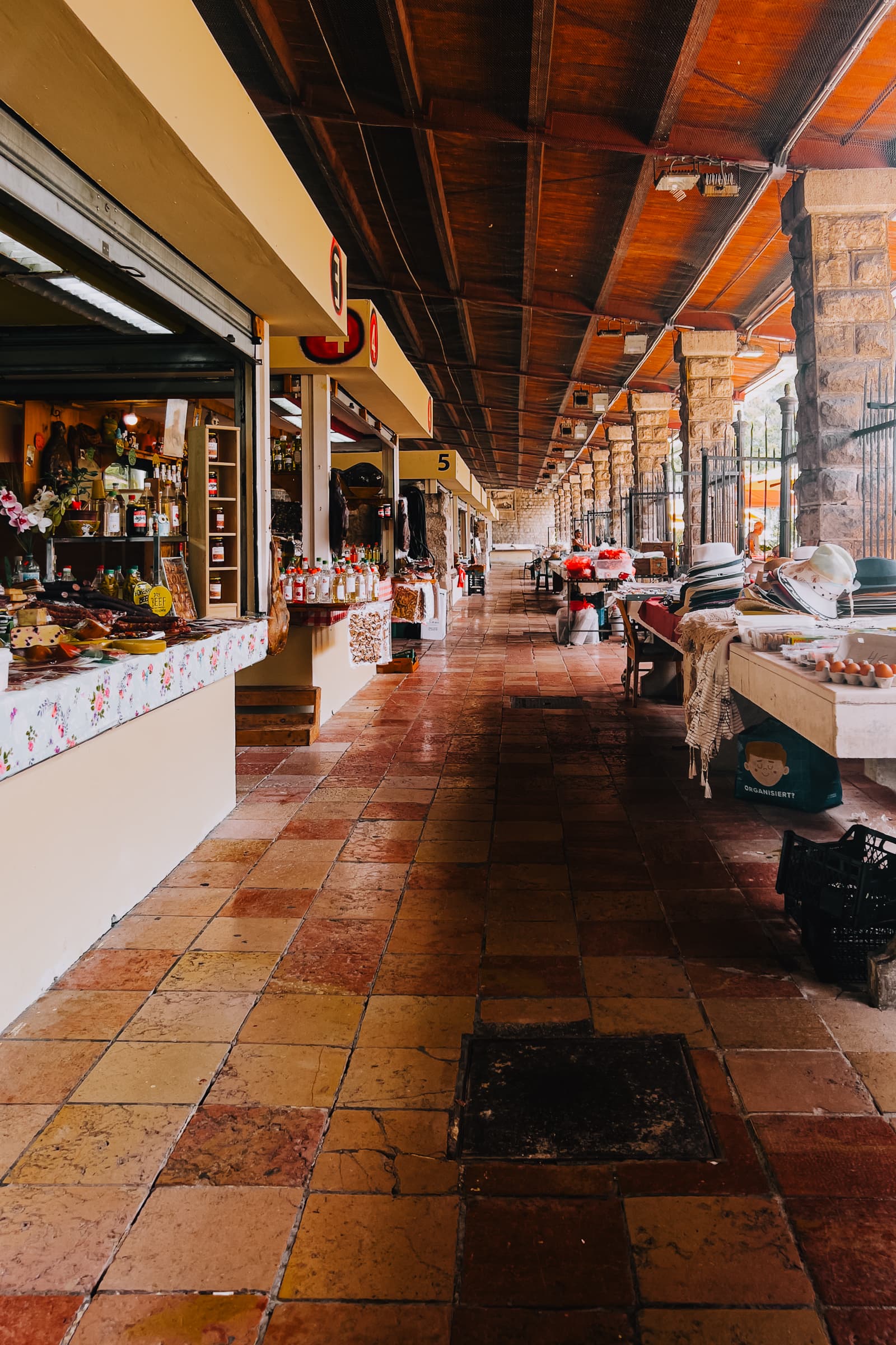 Marktstandgasse mit regionalen Produkten.