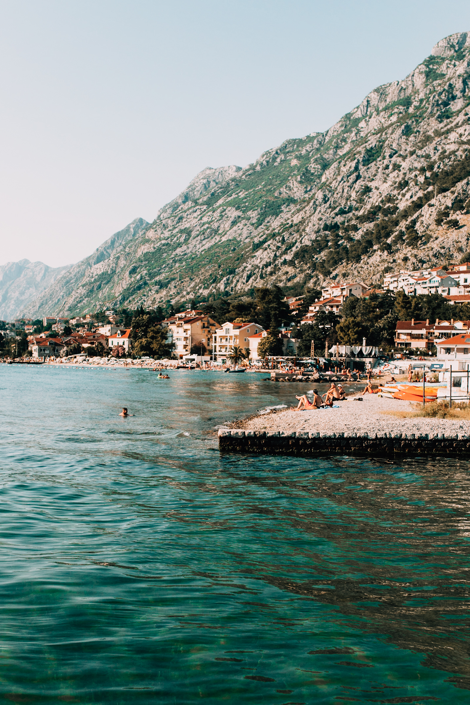 Strand in Kotor an der Bucht von Kotor