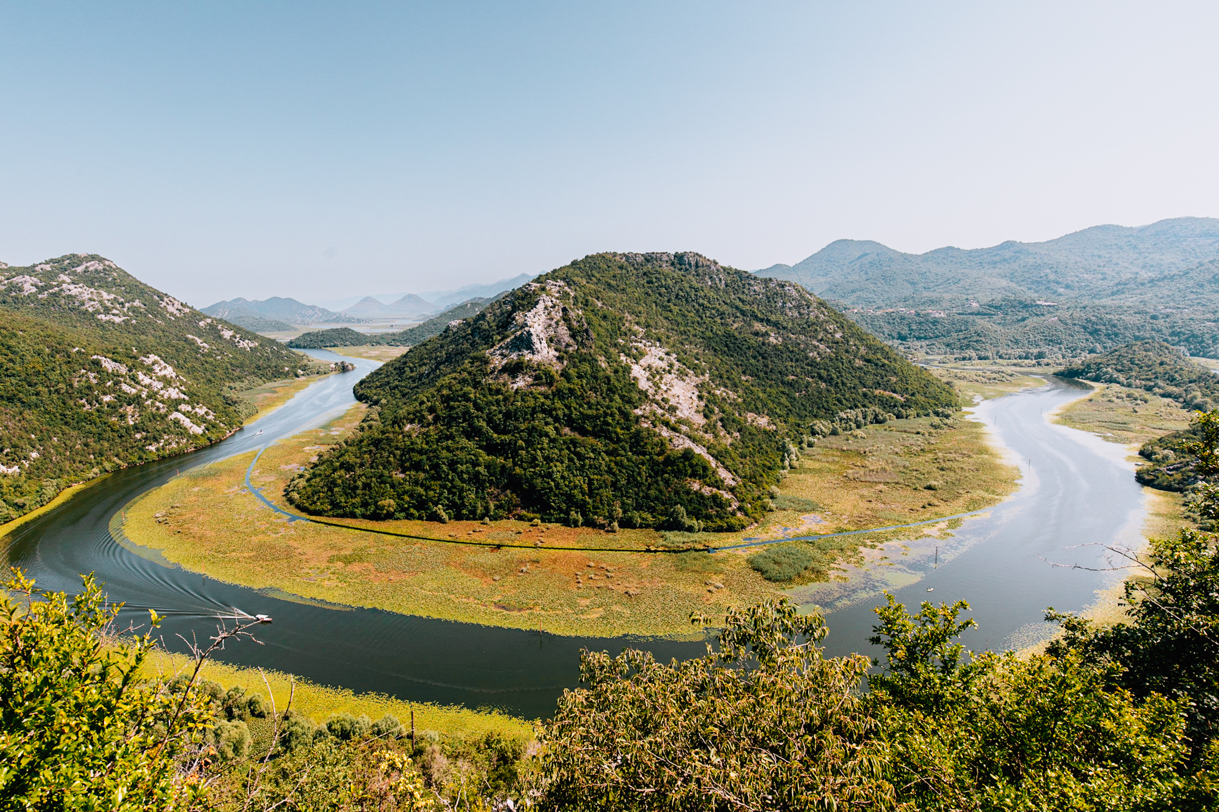 Lovcen Nationalpark in Montenegro, Flussbiegung in bergiger Landschaft bei Tageslicht