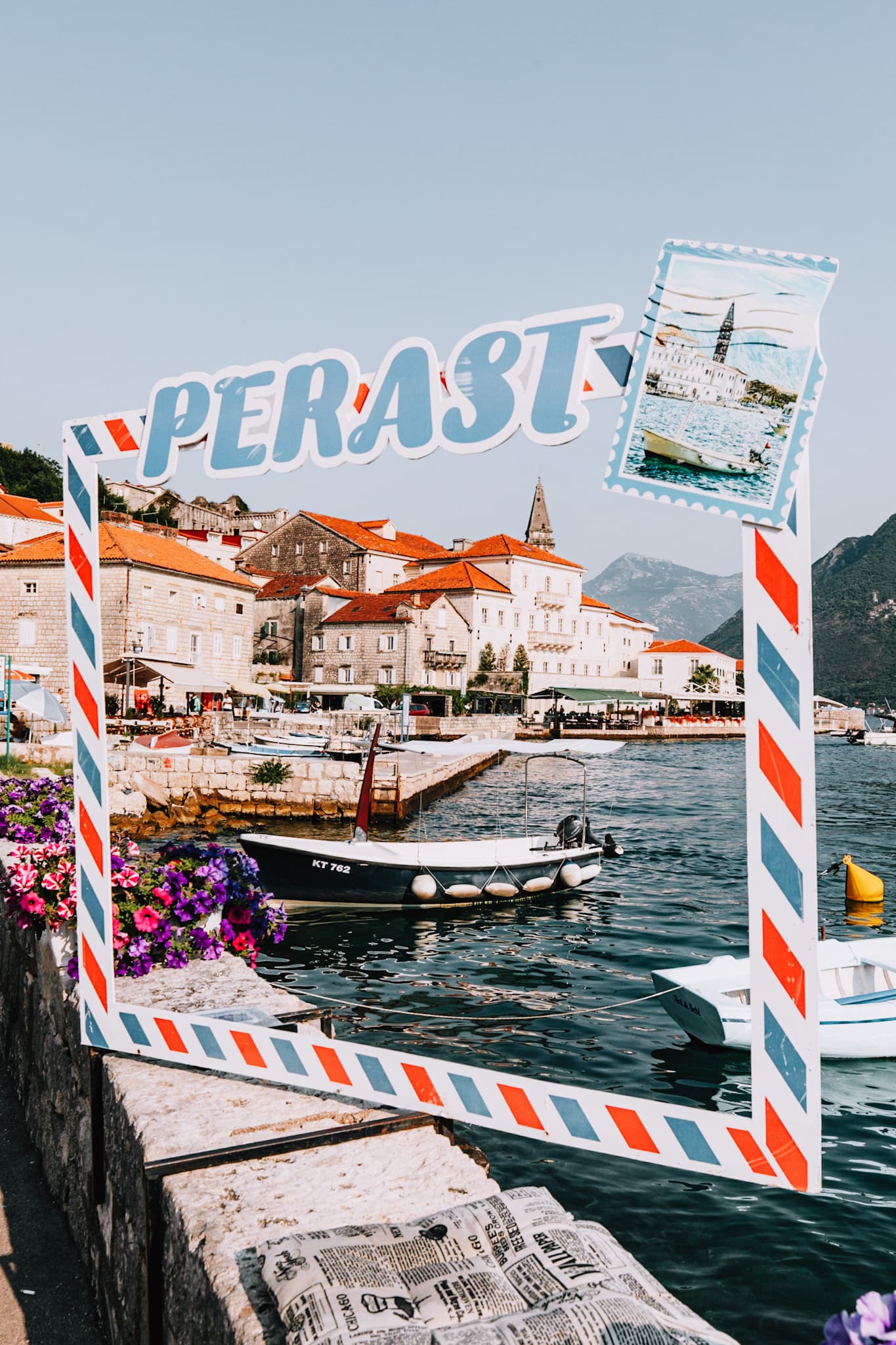 Perast, Montenegro Küstenstadt und Briefmarke.