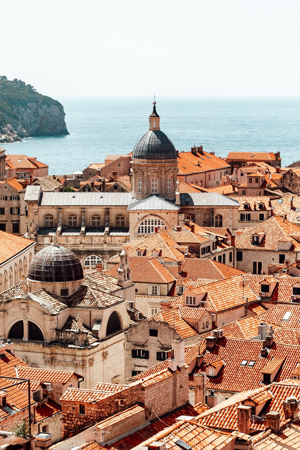 Dachlandschaft mit Kuppeln in Dubrovnik, Kroatien