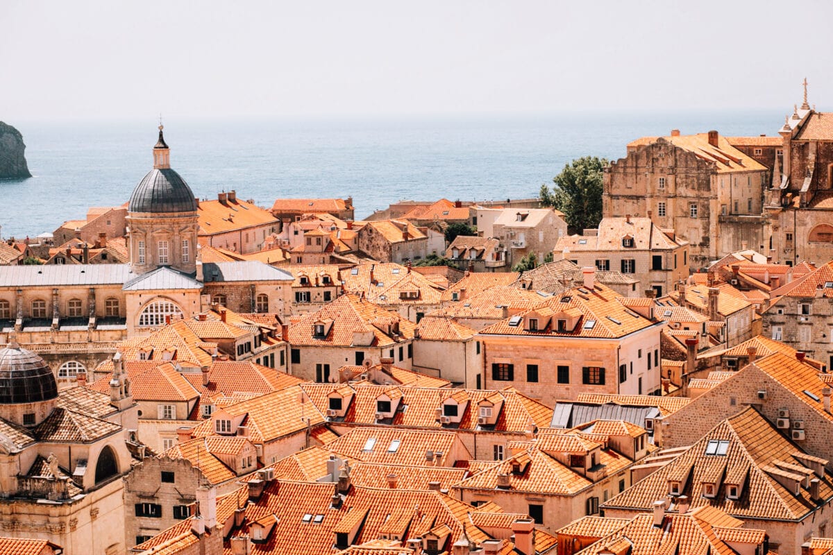 Dächer einer historischen Küstenstadt bei Tageslicht