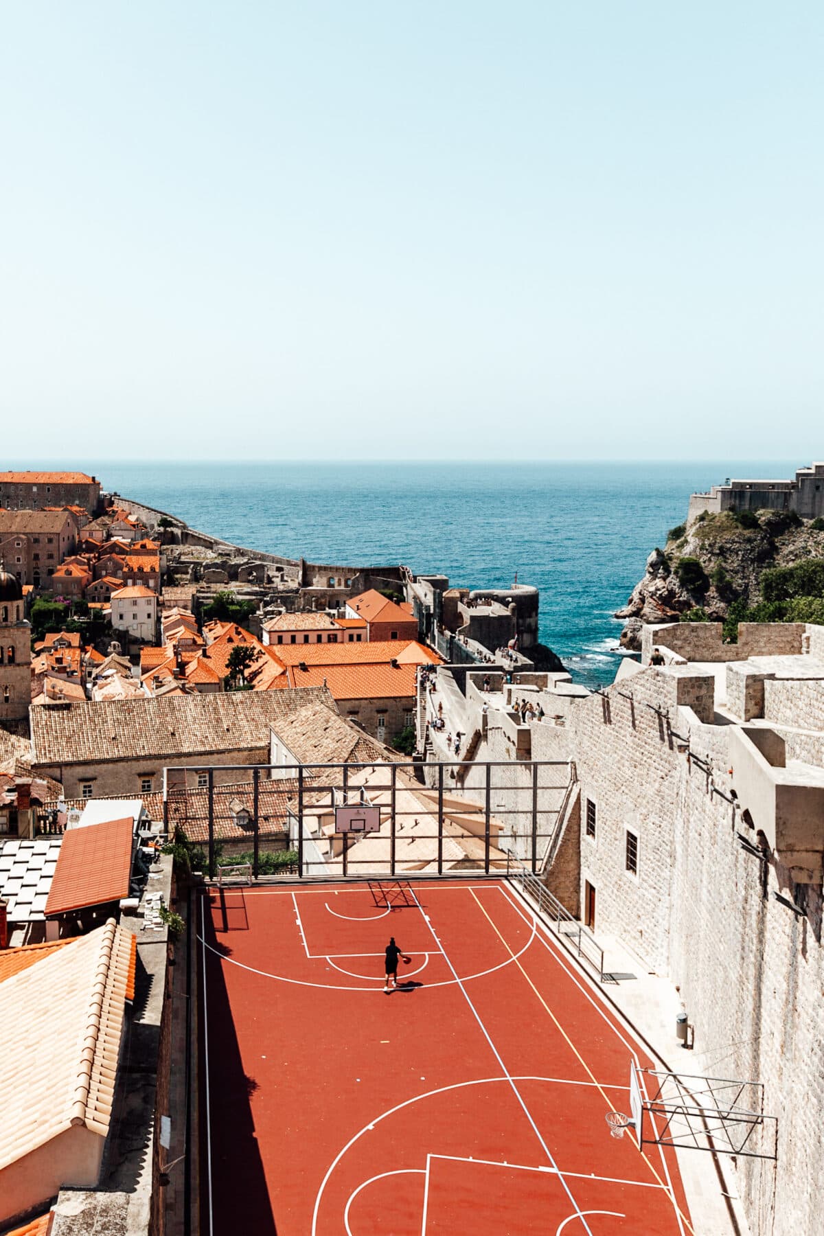 Basketballplatz mit Meerblick in historischer Stadt