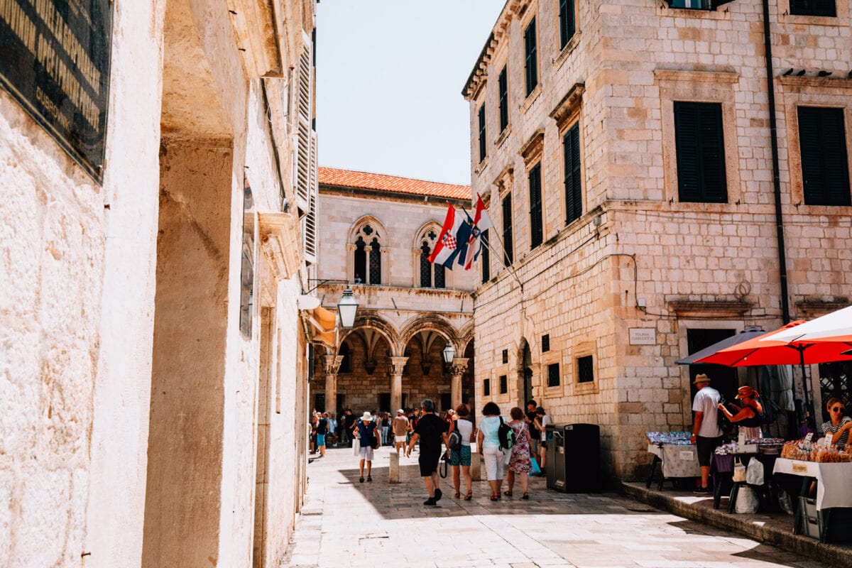 Historische Altstadtgasse mit flanierenden Menschen.