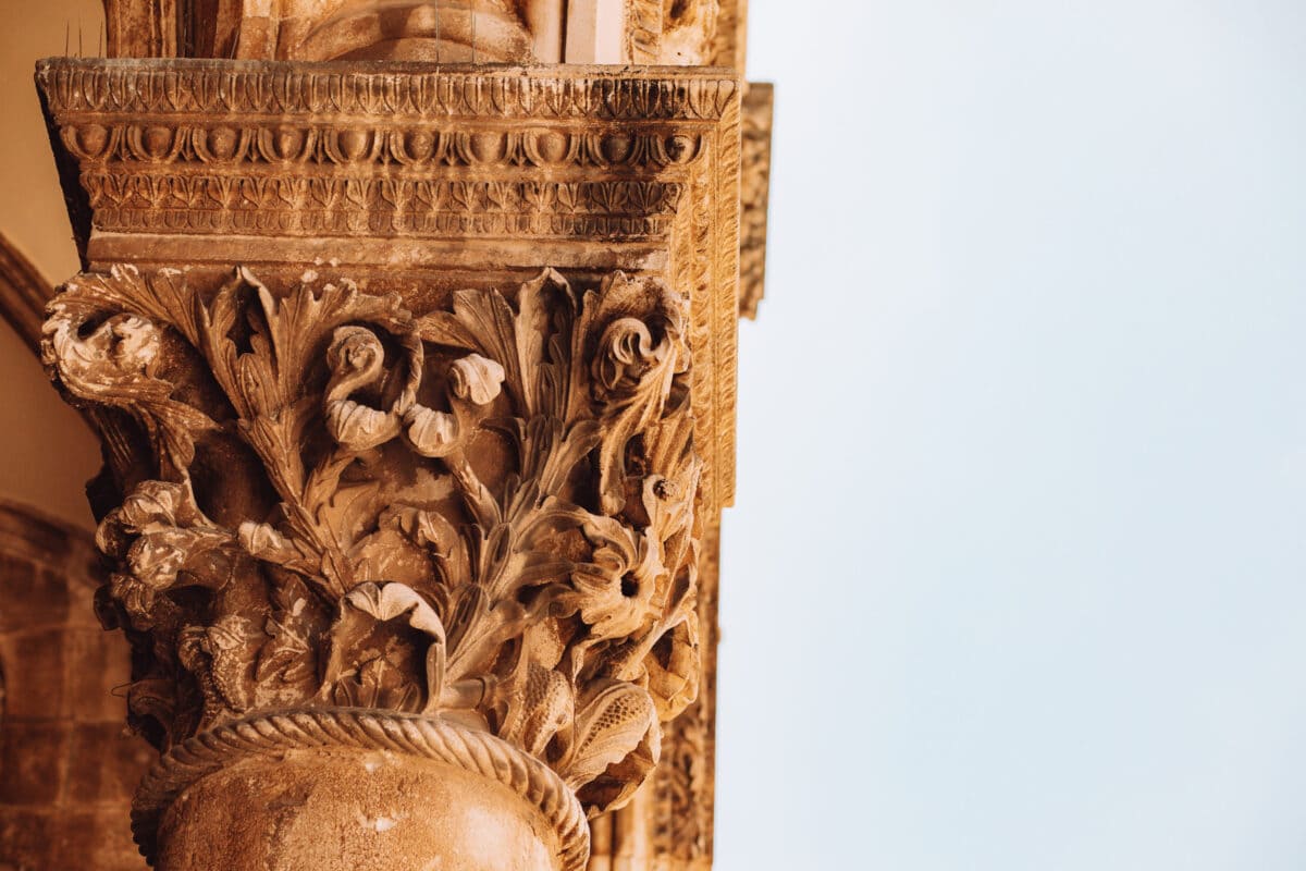 Verzierte Säulenkapitell Architekturdetail