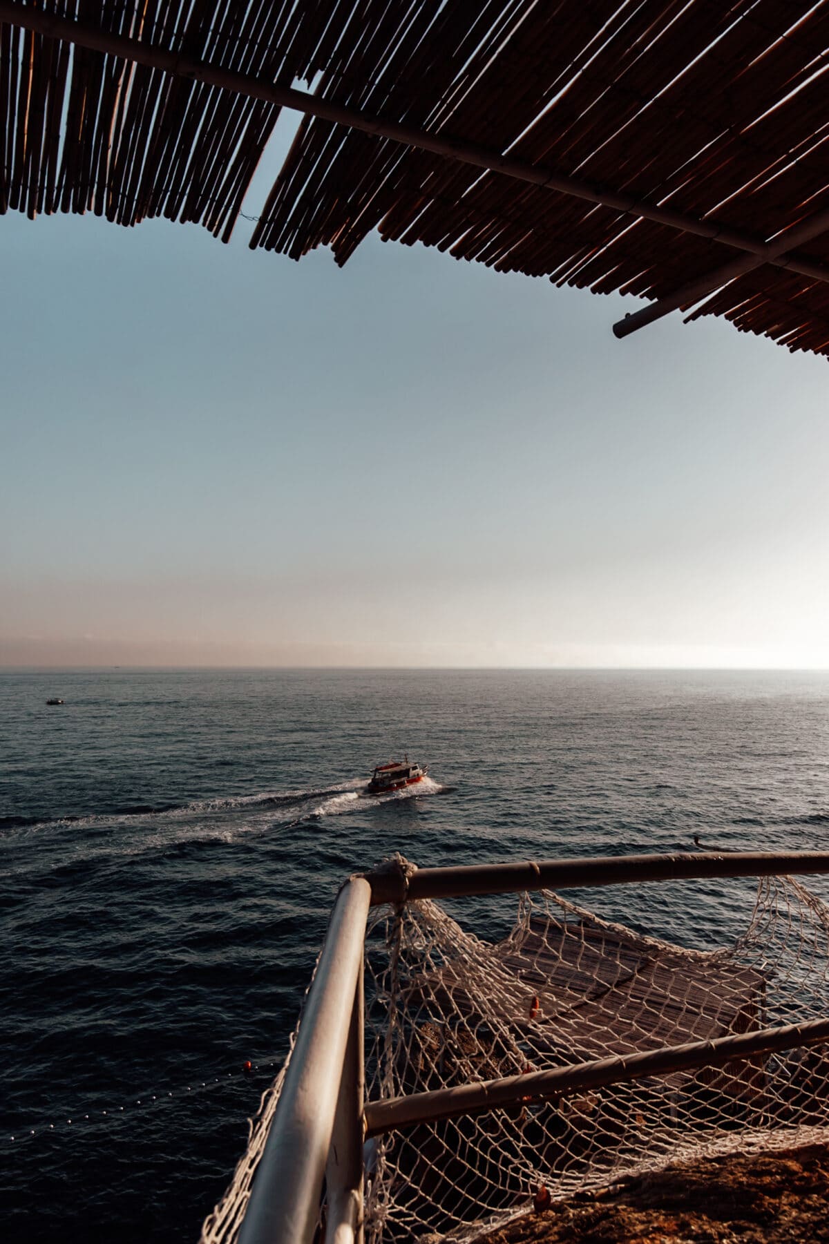 Boot auf Meer von Holzplattform aus gesehen