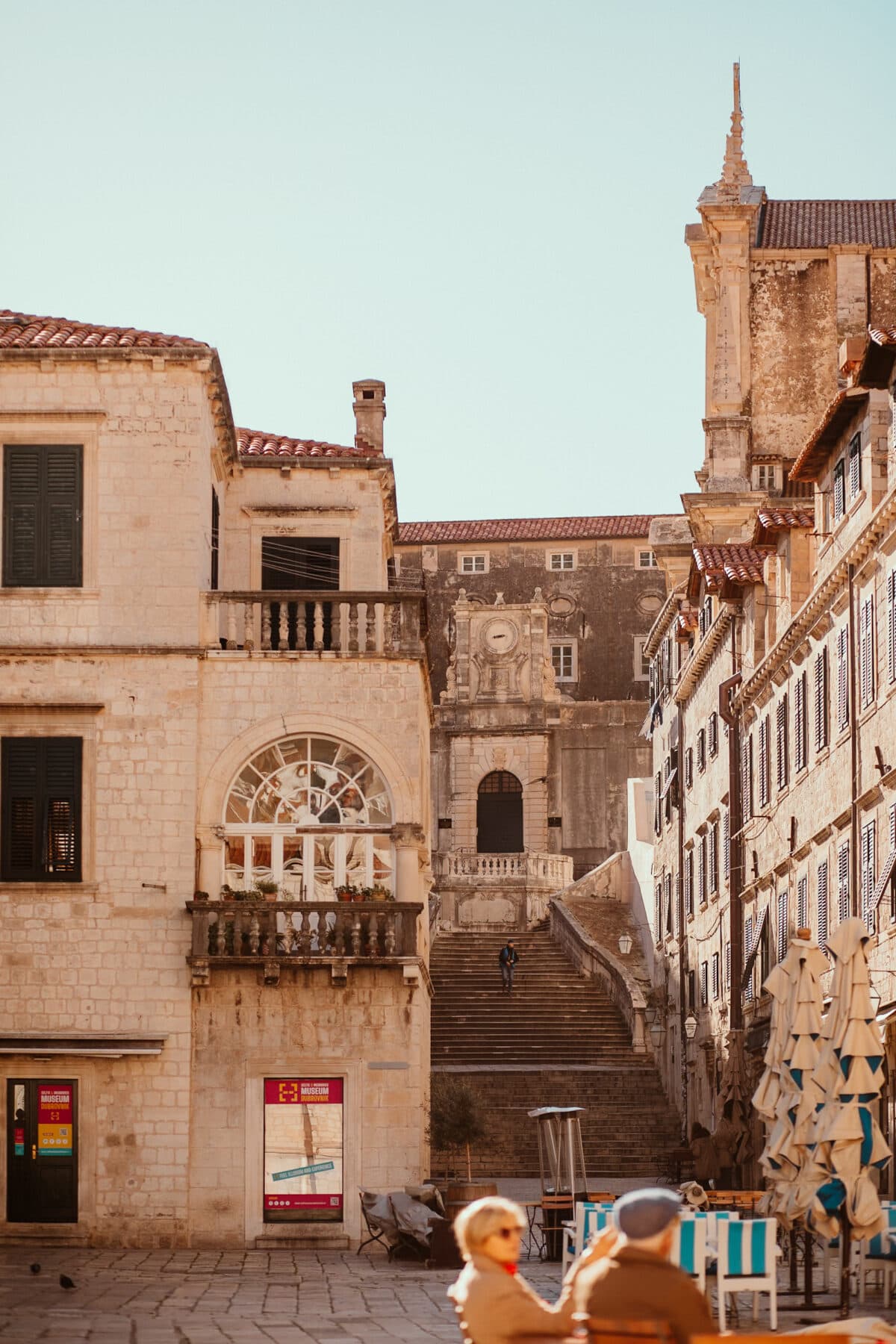 Historische Steintreppe in mediterraner Altstadt bei Sonnenschein.