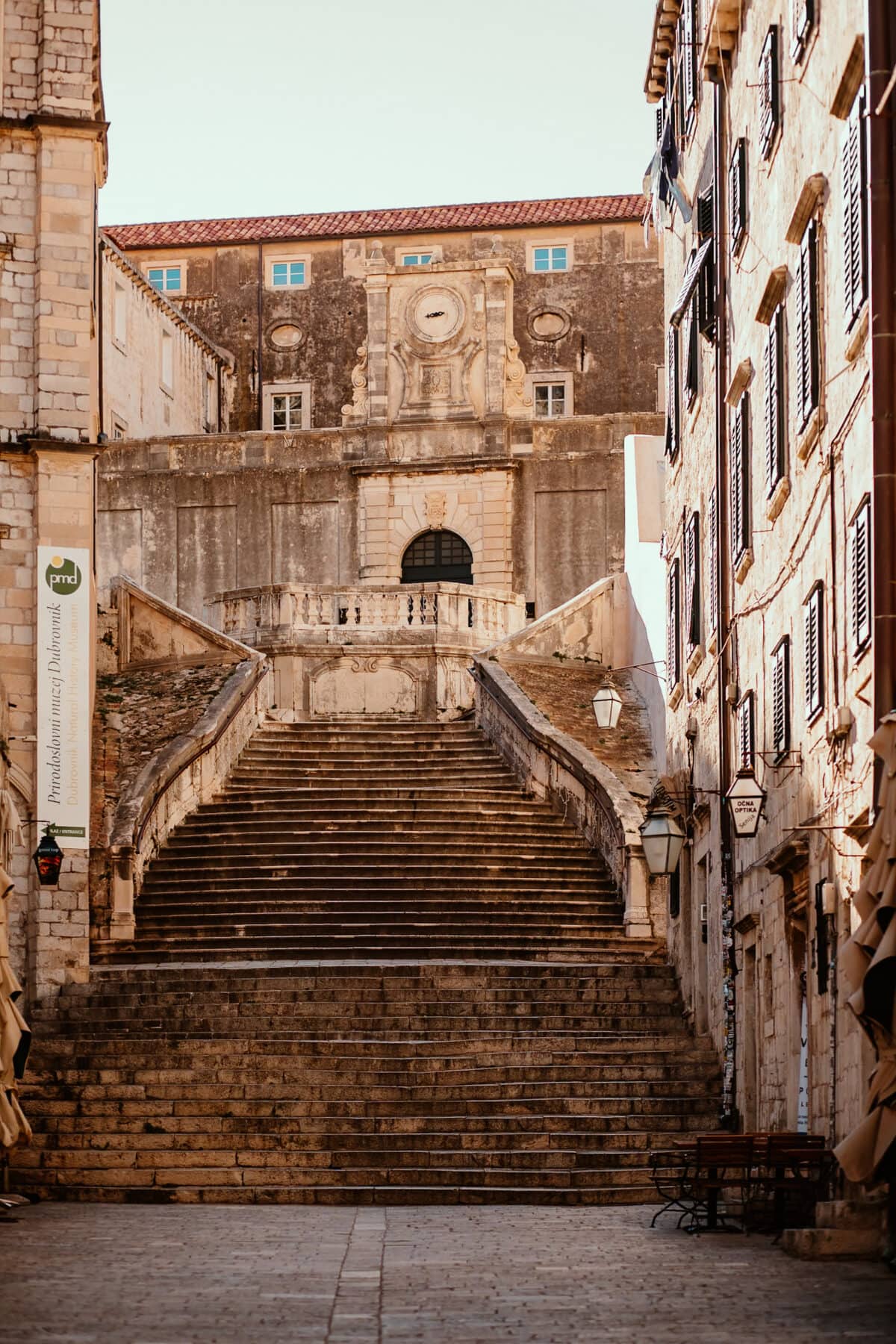 Alte Steintreppe in europäischer Altstadt.
