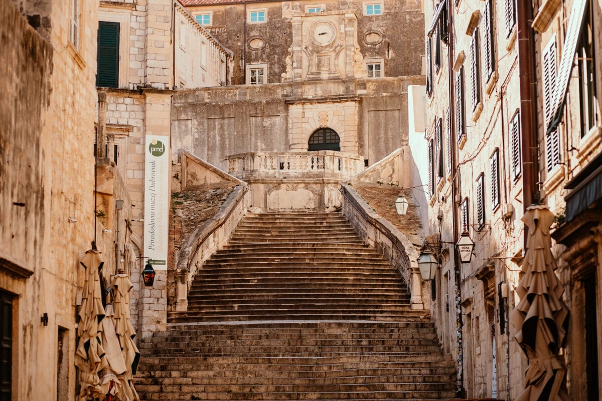 Alte Steintreppe in historischer Stadt.