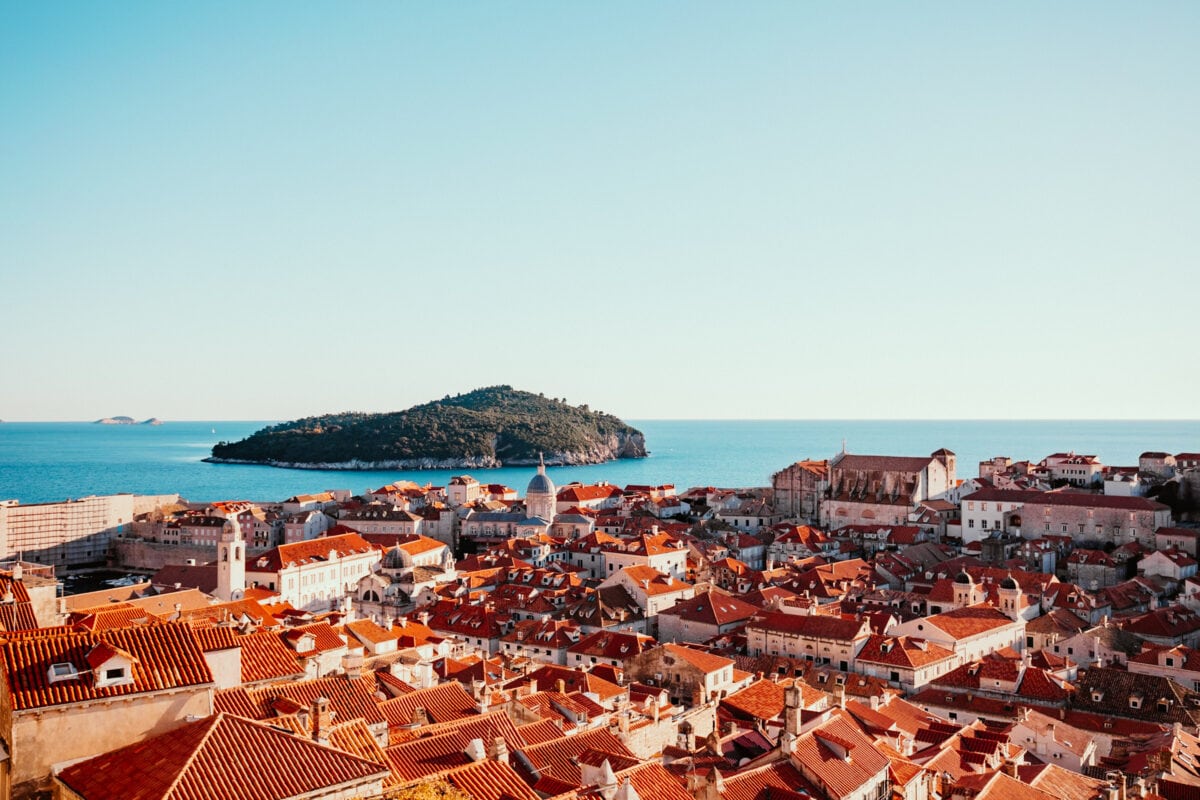 Historische Altstadt an der Küste bei Sonnenuntergang.