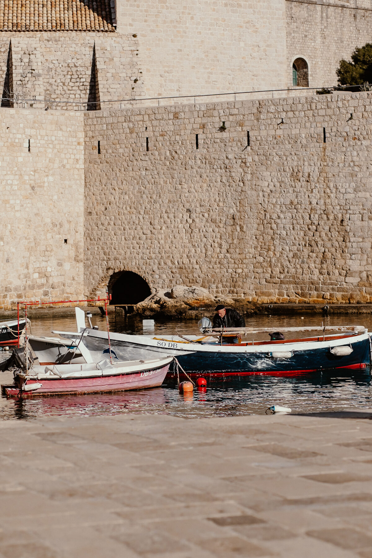 Boote am historischen Steinkai.