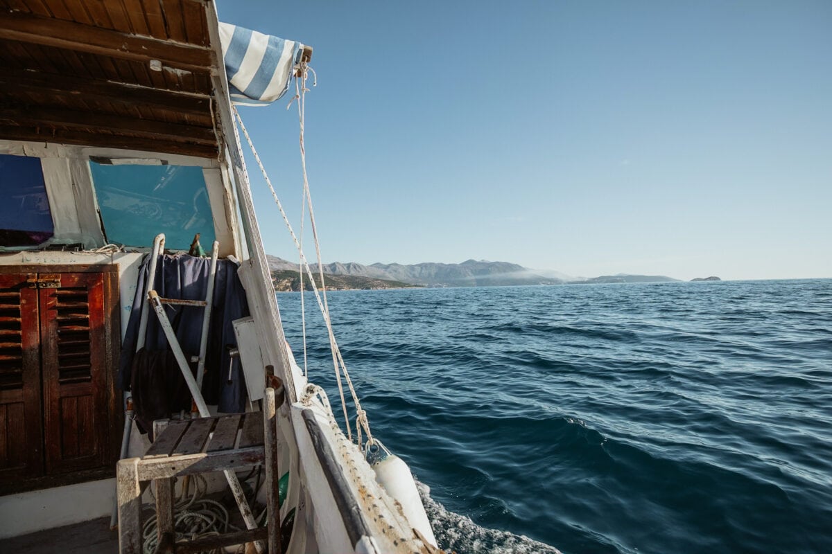 Segelboot fährt auf blauem Meer.