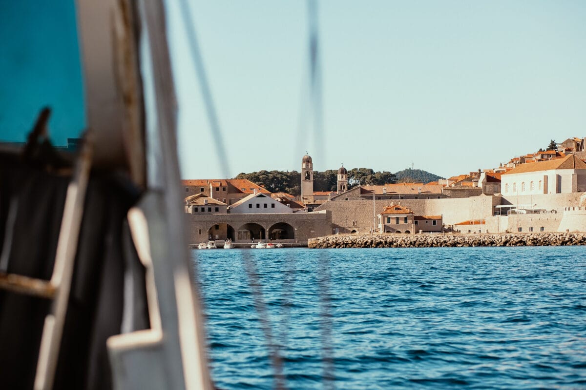 Blick auf historische Küstenstadt vom Boot aus.