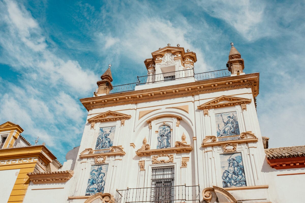 Barocke Kirchenfassade mit Azulejo-Fliesen, blauer Himmel.