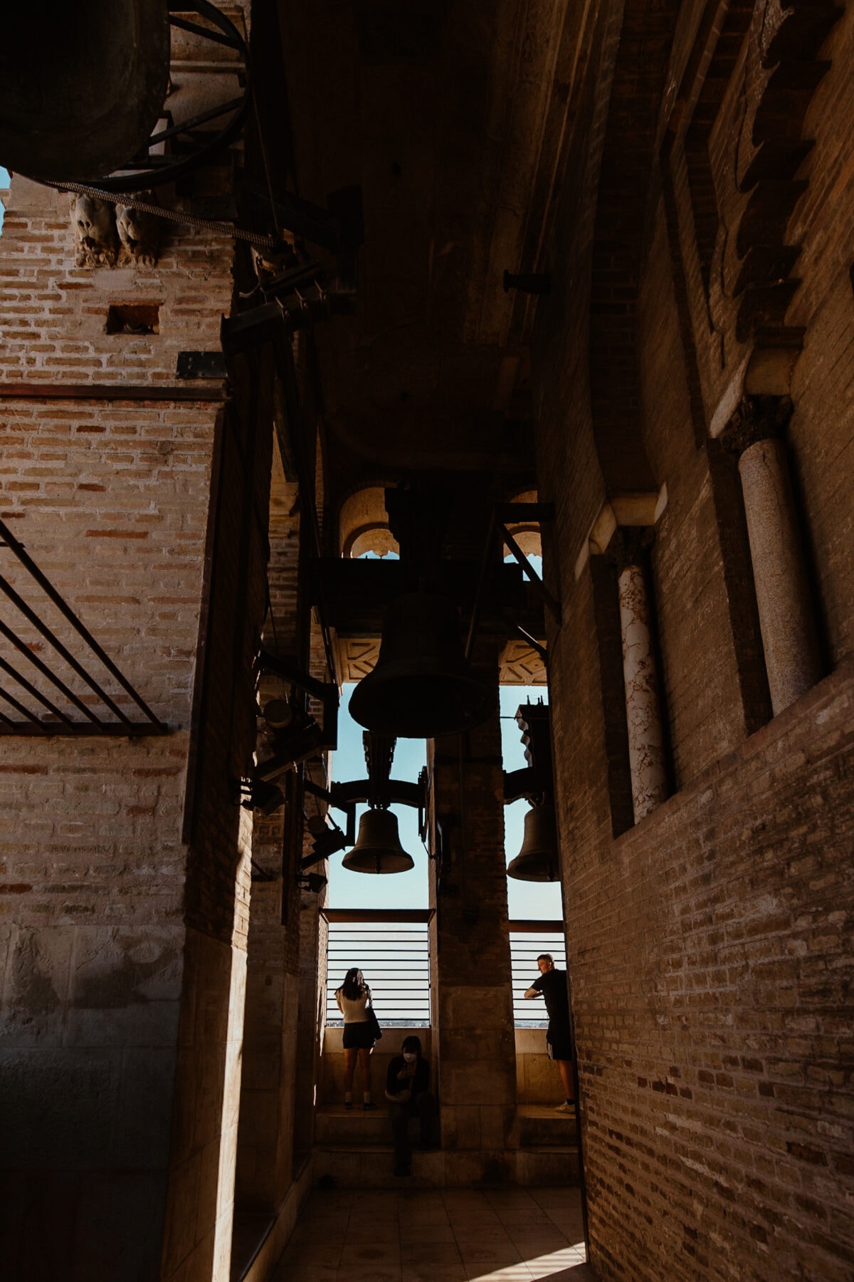 Glockenturm mit Besuchern und Glocken.