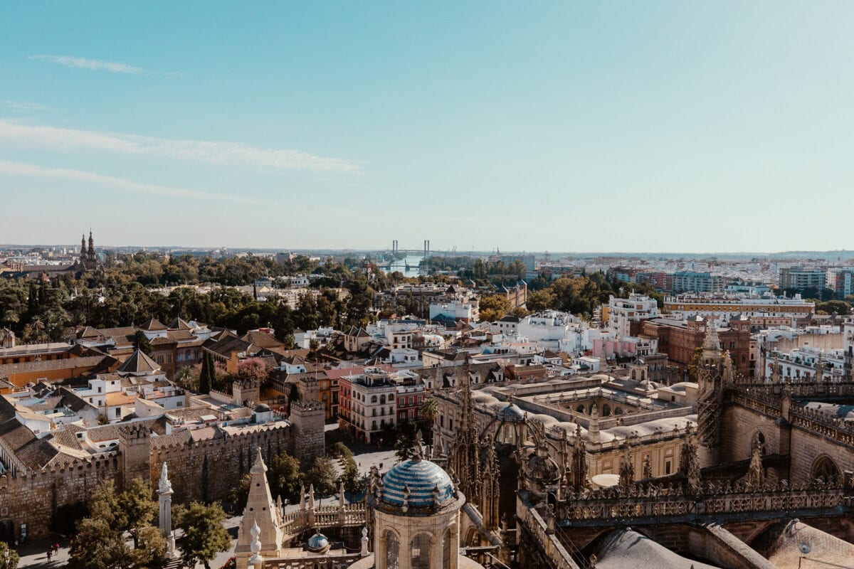Panoramablick auf spanische Stadt bei Tageslicht
