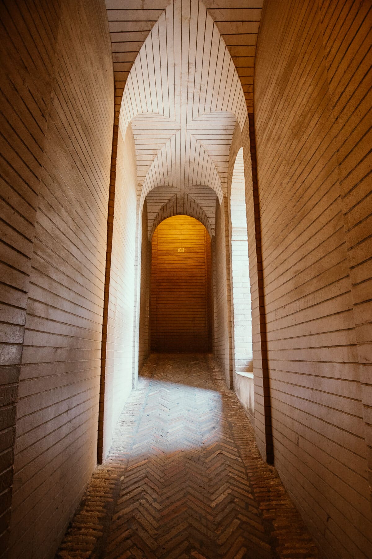 Gewölbe Architektur mit Ziegelwänden und herringbone Pflaster.