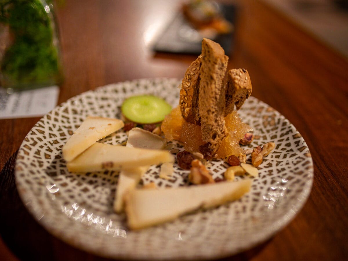 Käseplatte mit Cracker und Nüssen.