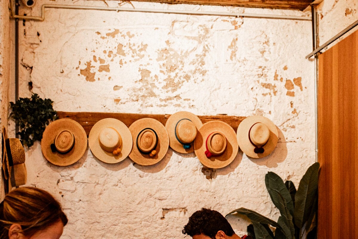 Strohhüte an der Wand dekoriert.