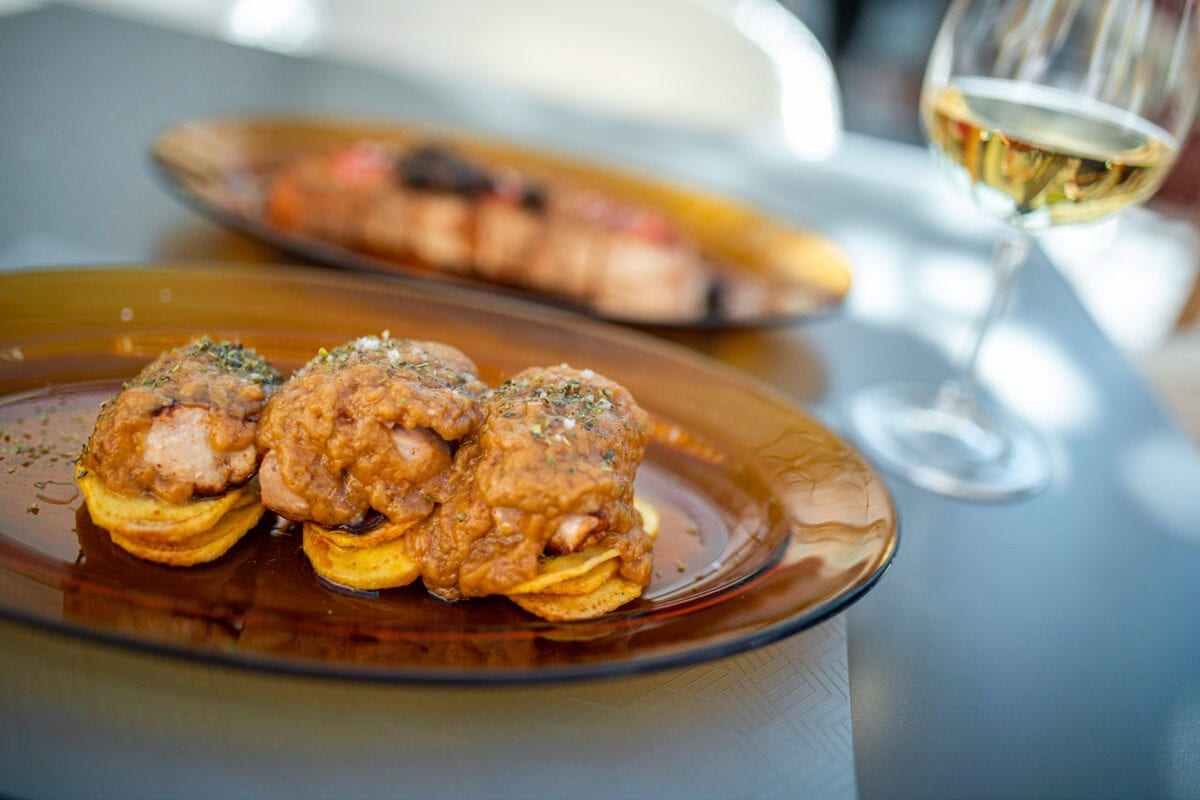 Gourmet-Vorspeise mit Weinglas