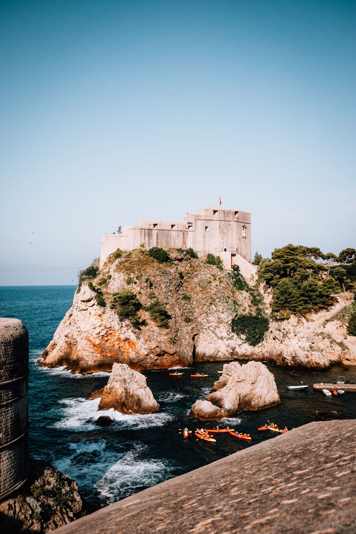 Festung Lovrijenac am Meer mit Kajakfahrern.