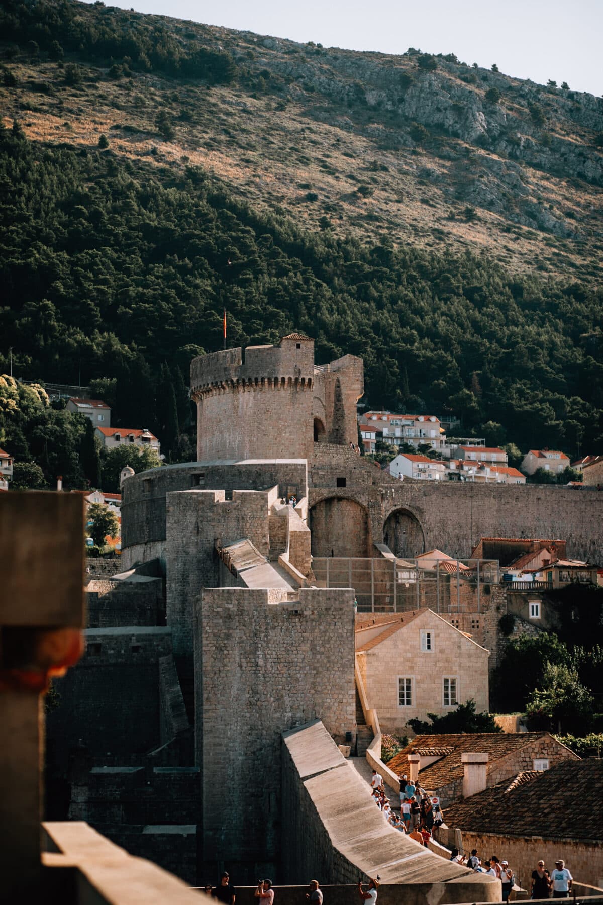 Mittelalterliche Festung in europäischer Küstenstadt: Minceta Turm in Dubrovnik