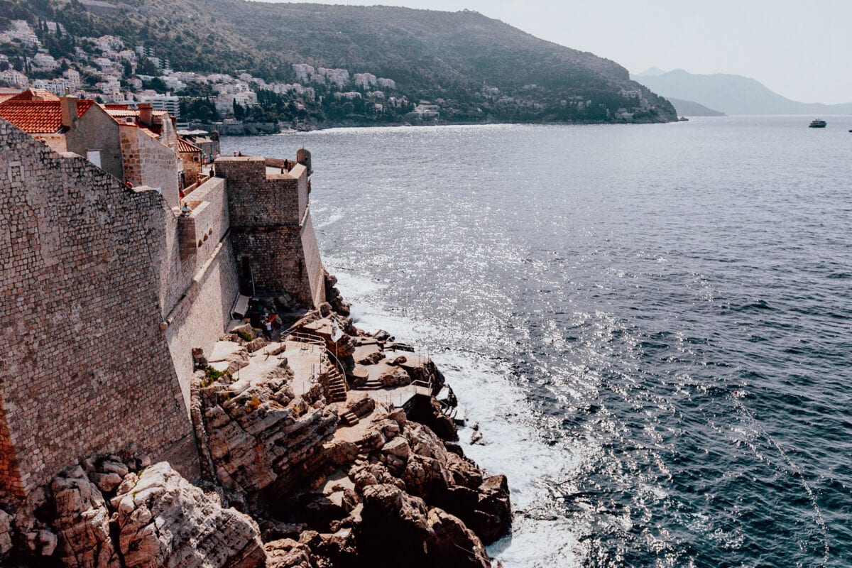 Festungsmauer am Meer mit Bäumen im Hintergrund