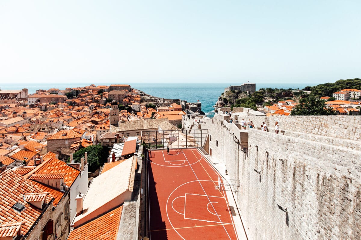 Basketballplatz an alter Stadtmauer am Meer in Dubrovnik