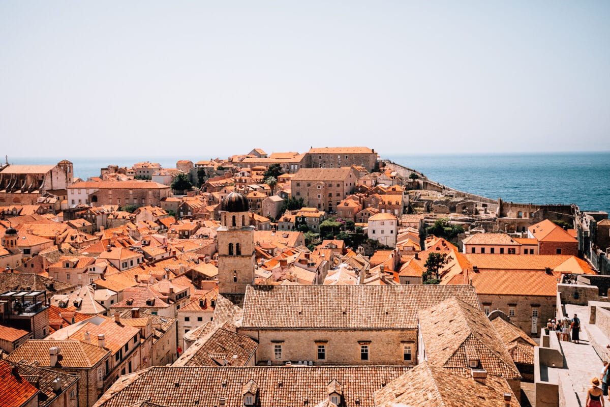 Blick über historische Altstadt am Meer.