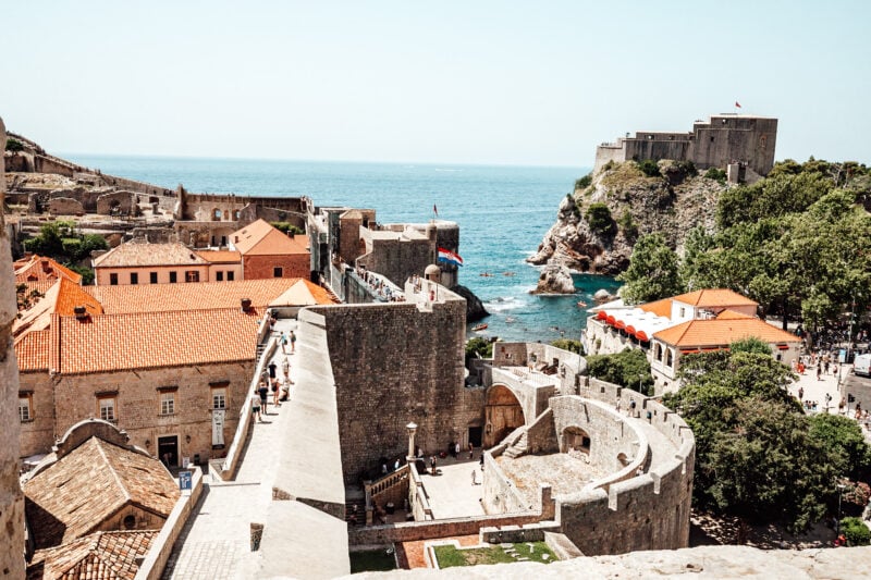 Historische Festungsmauern an Küstenstadt