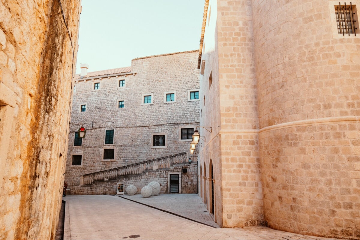 Historische Altstadtgasse in Dubrovnik bei Tageslicht.