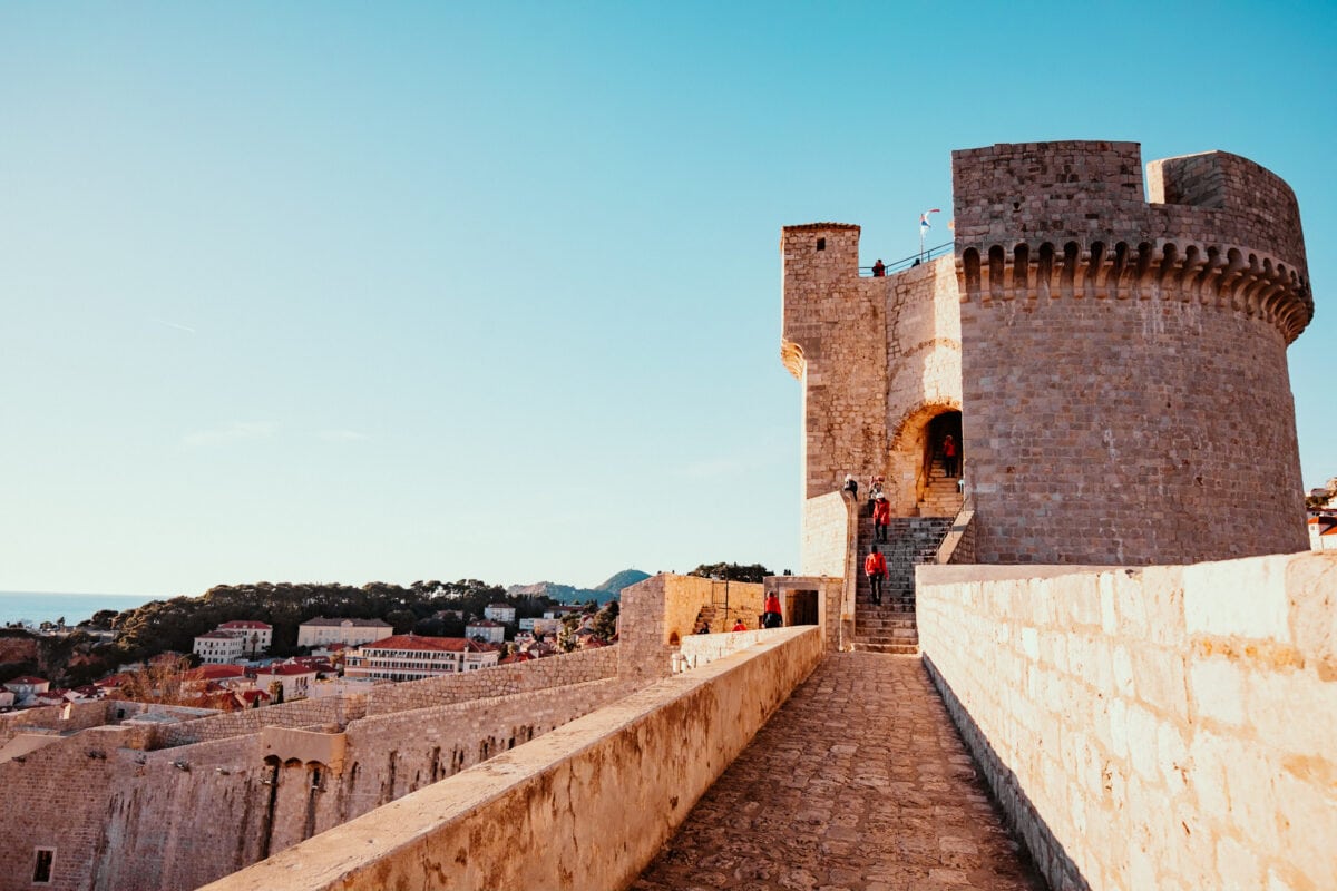 Historische Festungsmauer mit Besuchern bei Sonnenuntergang