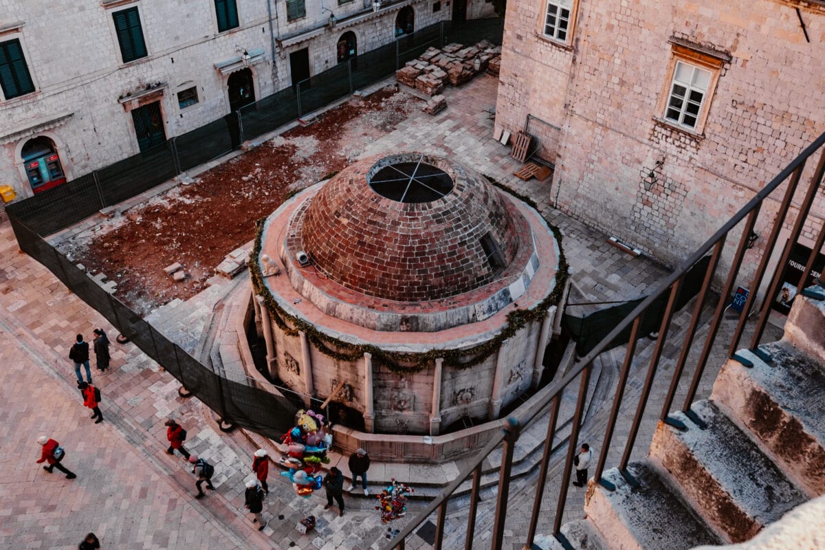 Großer Onofrio-Brunnen in Dubrovnik von oben