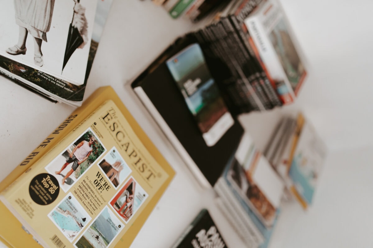 Zeitschriften und Bücher auf Tisch.