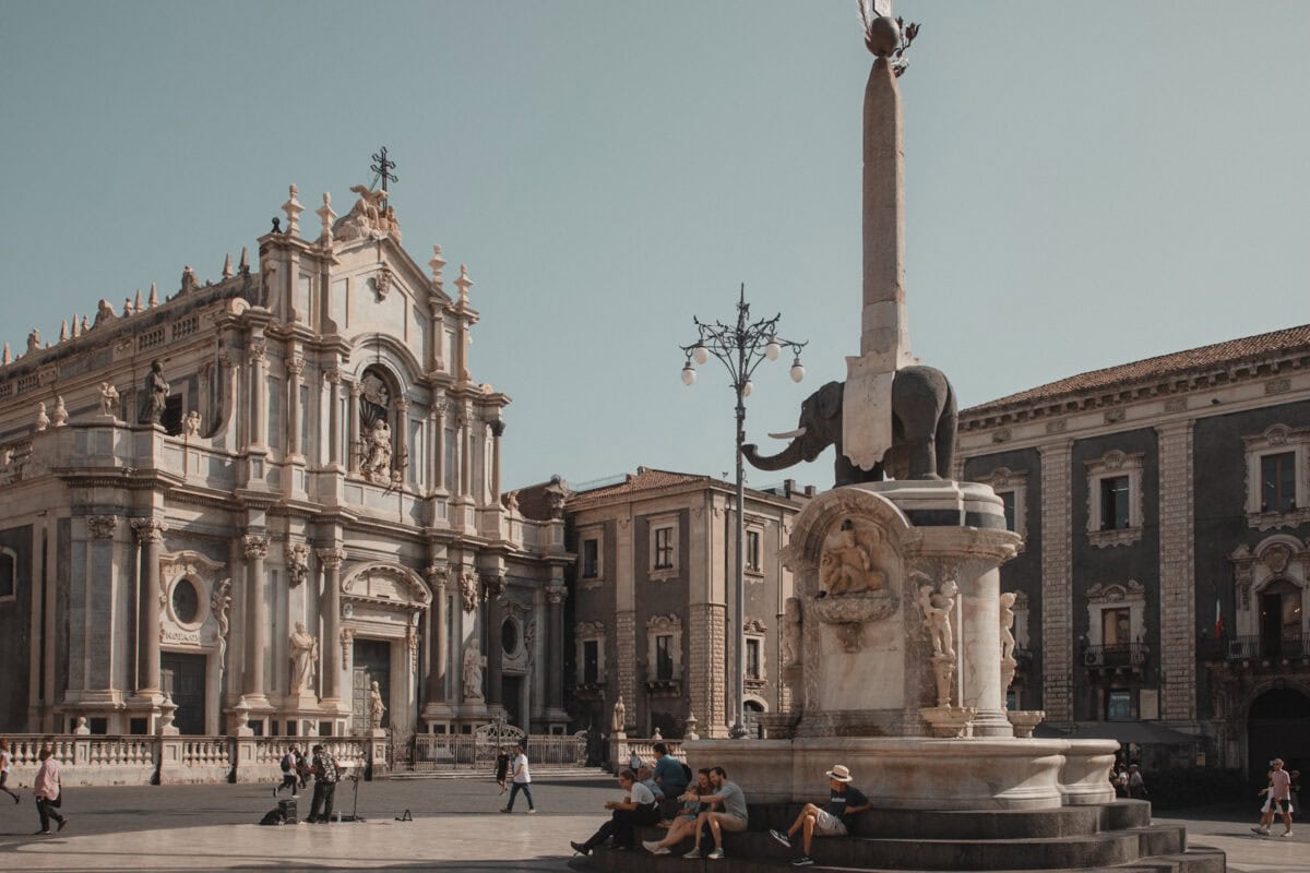 Historischer Platz mit Elefantenstatue und Barockfassaden