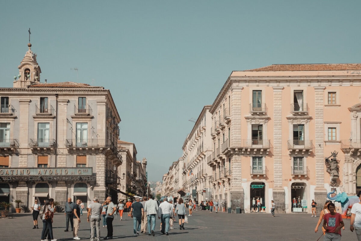 Lebendige Fußgängerzone in einer europäischen Stadt.