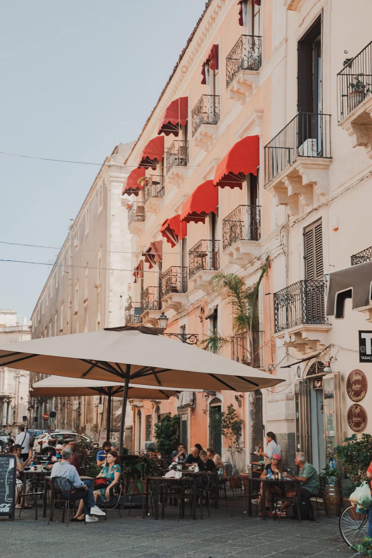 Straßencafé in europäischer Altstadt.